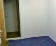 Anschließend Wände und Decke tapeziert und gestrichen